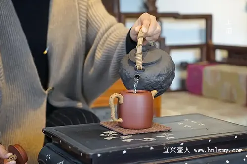 用紫砂壶喝茶品茶