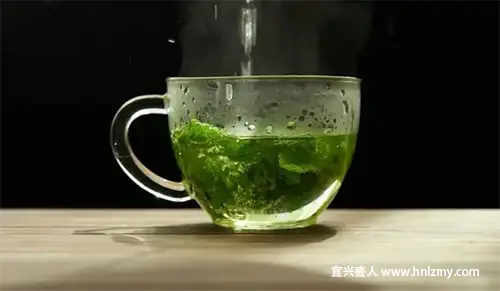 绿茶泡茶图