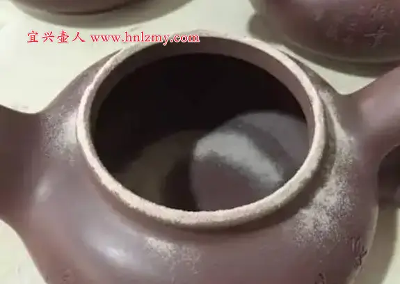 做紫砂壺后撒的白色顆粒